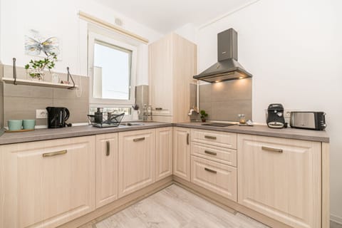 Deluxe Studio Suite | Private kitchen | Fridge, microwave, oven, coffee/tea maker