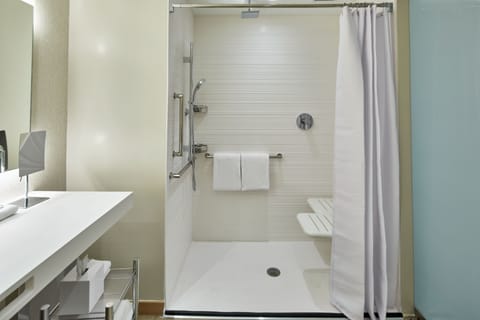 Room, 1 King Bed, Non Smoking, Partial Ocean View (Balcony) | Bathroom | Free toiletries, hair dryer, bathrobes, towels