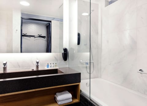 Junior Suite | Bathroom | Shower, eco-friendly toiletries, hair dryer, bidet