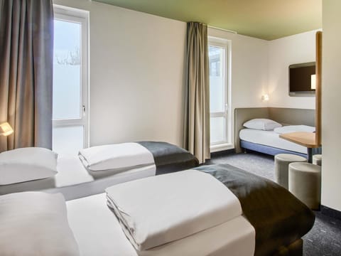 Desk, soundproofing, free WiFi, bed sheets