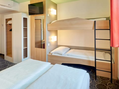 Quadruple Room | Desk, free WiFi, bed sheets