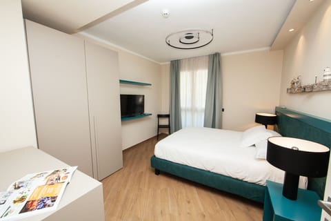 Classic Suite | Minibar, in-room safe, desk, free WiFi