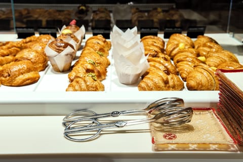 Daily to-go breakfast (EUR 10 per person)