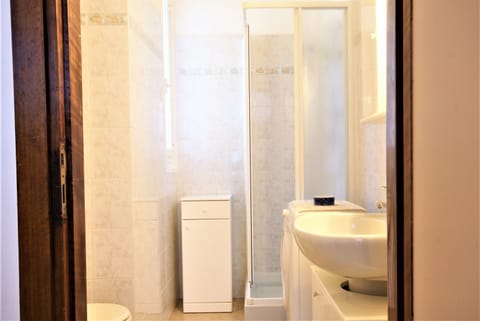 Family Apartment | Bathroom | Shower, rainfall showerhead, bidet, towels