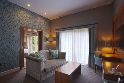 Suite (Woodland) | Living area | 40-inch flat-screen TV with digital channels, TV, iPod dock