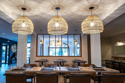 Breakfast, lunch, dinner served; Regional cuisine