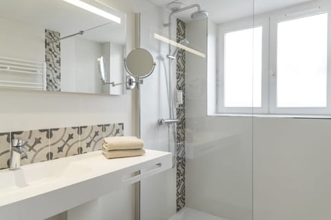 Room (Charme) | Bathroom | Combined shower/tub, hair dryer, bathrobes, towels