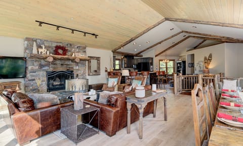 Grey Moose Lodge, Living Room, 7