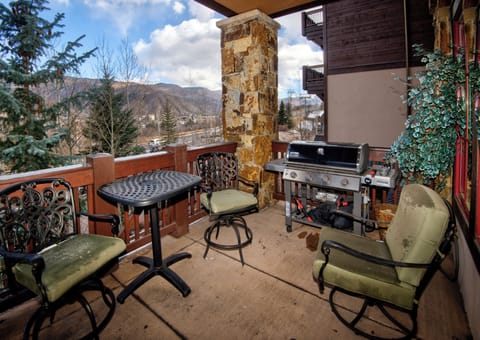 Balcony w/ Grill