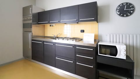 Apartment (2 Bedrooms) | Private kitchen | Full-size fridge, microwave, oven, stovetop