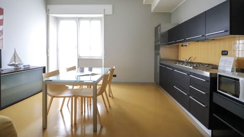 Apartment (2 Bedrooms) | Private kitchen | Full-size fridge, microwave, oven, stovetop