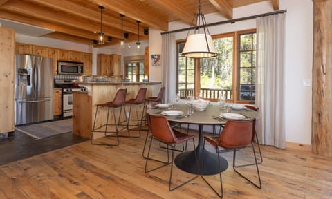 MMH 7 Bulldogger, Dining, 1