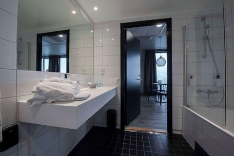 Junior Suite | Premium bedding, minibar, desk, blackout drapes