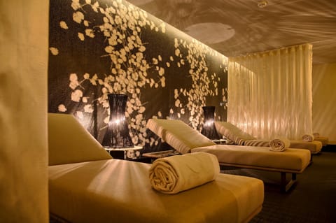 Couples treatment rooms, sauna, steam room, body treatments