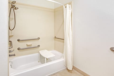 Bathtub, free toiletries, hair dryer, towels