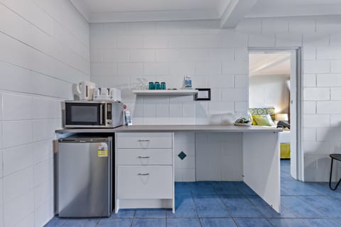 Basic Apartment | Private kitchenette | Mini-fridge, microwave, electric kettle, toaster