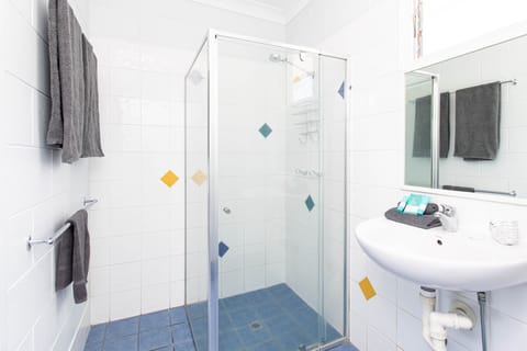 Basic Apartment | Bathroom | Shower, rainfall showerhead, hair dryer, towels