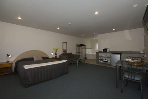 Studio, 1 King Bed, Non Smoking, Jetted Tub | Private kitchenette | Fridge, microwave, stovetop, coffee/tea maker