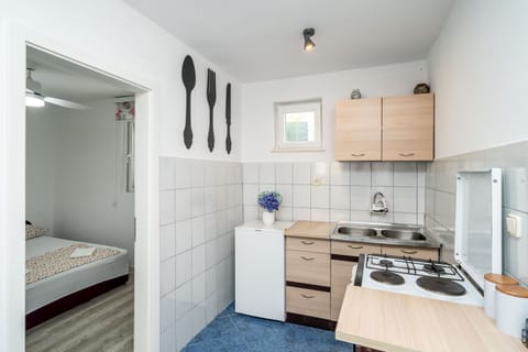 Double Room (Double Room 2) | Private kitchen | Fridge