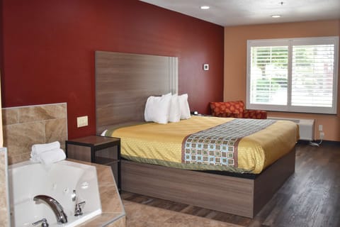 Suite, 1 King Bed, Non Smoking (Jacuzzi) | Private spa tub