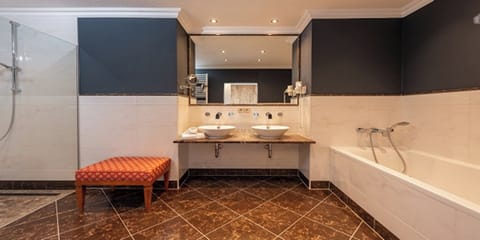 Deluxe Suite, Balcony, Mountain View (Erzherzog Johann) | Bathroom | Shower, hair dryer, bathrobes, slippers