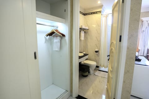 Superior Room | Bathroom | Hydromassage showerhead, designer toiletries, hair dryer, slippers