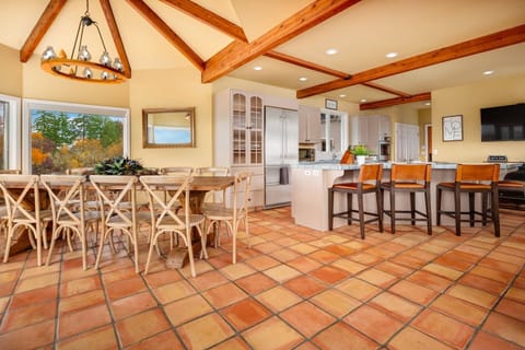 The kitchen table was the perfect size for 7 adults and a couple little kids, and the living room was perfect. -Doug