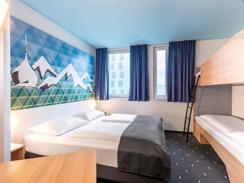 Quadruple Room | Desk, soundproofing, free WiFi, bed sheets