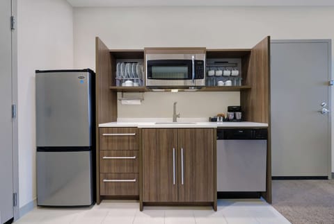 Full-size fridge, microwave, dishwasher, coffee/tea maker