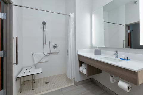 Standard Room, 1 King Bed, Accessible (Mobility, Roll-In Shower) | Bathroom | Combined shower/tub, hair dryer, towels