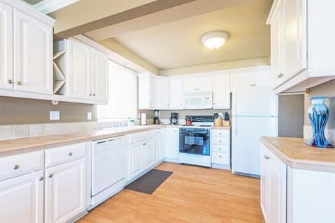 Dishwasher, microwave, blender, crockpot,12 cup coffee maker and cook/dinnerware!