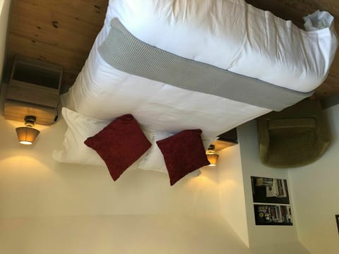 Lighting, Interior Design, Material Property, Tints And Shades, Comfort, Wood, Linens, Pillow