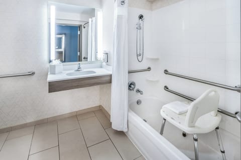 Combined shower/tub, free toiletries, hair dryer, towels