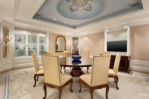 Suite (Shangri-La) | Dining room