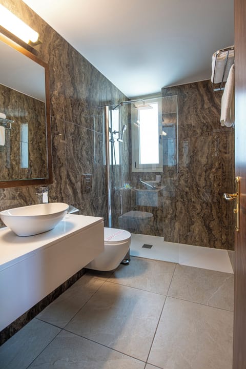 Junior Suite | Bathroom | Rainfall showerhead, free toiletries, hair dryer, bathrobes