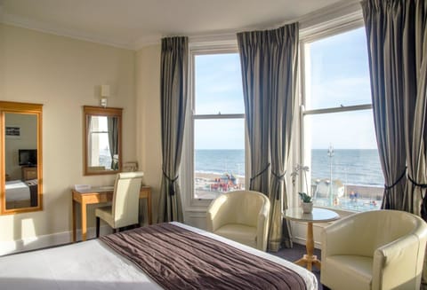 Sea view double room | Desk, iron/ironing board, free cribs/infant beds, rollaway beds