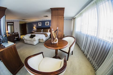 Presidential Suite | Minibar, in-room safe, individually furnished, desk