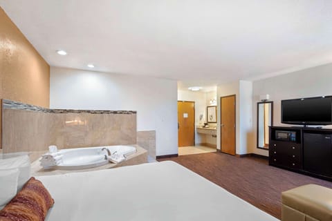 Standard Room, 1 King Bed, Non Smoking, Hot Tub | Hypo-allergenic bedding, in-room safe, laptop workspace, blackout drapes