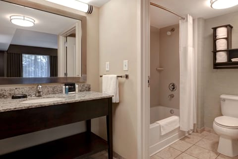 King Studio Suite | Bathroom | Free toiletries, hair dryer, bathrobes, towels