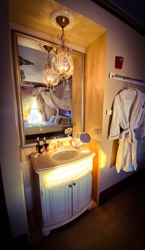 Luxury Suite, 1 King Bed, Fireplace (Champagne) | Bathroom | Free toiletries, hair dryer, bathrobes, towels