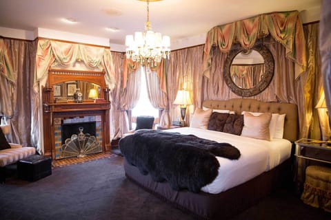 Luxury Suite, 1 King Bed, Fireplace (Champagne) | Premium bedding, in-room safe, free WiFi, bed sheets