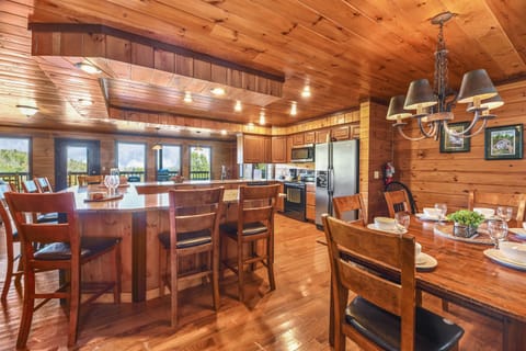 【Kitchen + Dining】Have more guests? There's an adjacent dining table perfect for your guests.