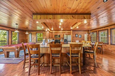 【Kitchen + Family Area】Large open-concept dining area and fully equipped kitchen for you, your friends, and family to enjoy!