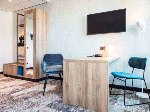 Luxury Double Room | Living area | 32-inch flat-screen TV with cable channels, TV