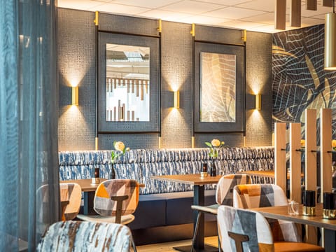 Lunch and dinner served, international cuisine