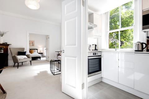 The King's Road Suite | Private kitchen | Fridge, microwave, oven, espresso maker