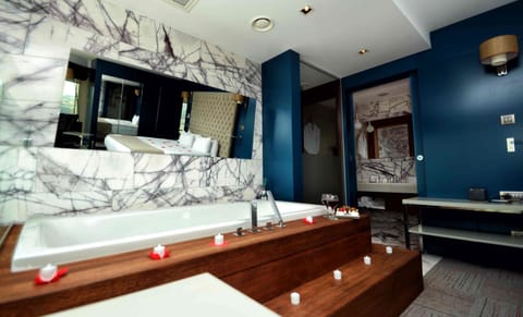 Suite, 1 King Bed, Sea View, Corner (nonsmoking) | Bathroom | Hair dryer, towels