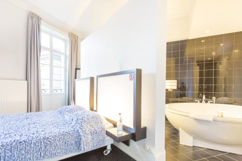 Junior Suite | In-room safe, desk, iron/ironing board, rollaway beds