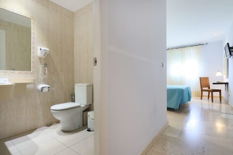 Double Room | Bathroom | Free toiletries, hair dryer, towels