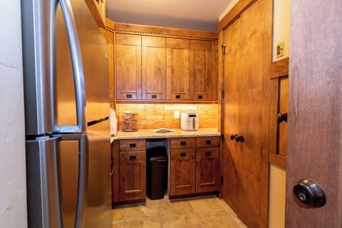 House (6 Bedrooms) | Exterior